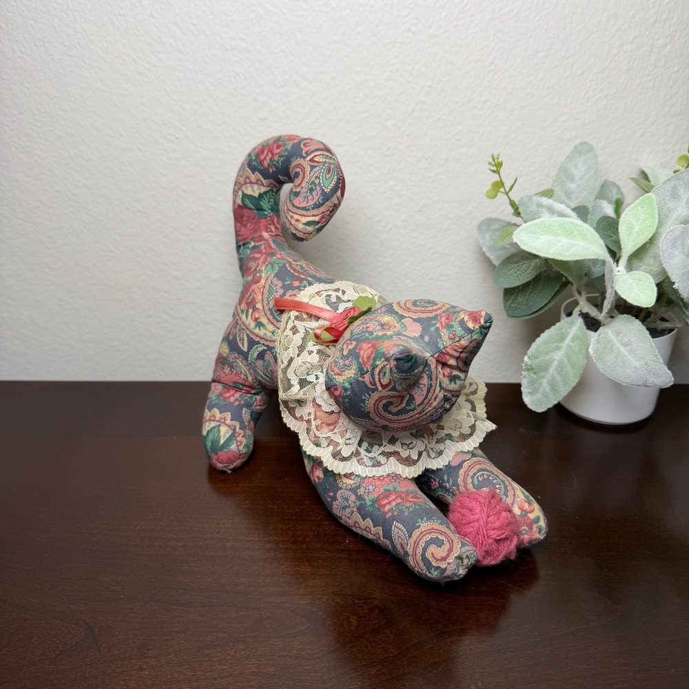 Vintage 1993‎ Loomco Paisley Fabric Cat Figurine Lace Collar Yarn Ball